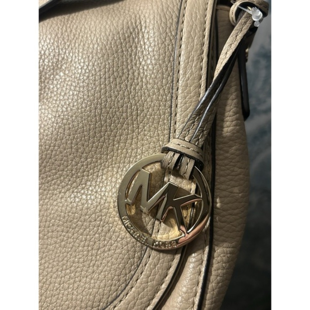 MICHAEL KORS TAN CROSSBODY, LARGE, SOFT‎ LEATHER, GOLD TRIM, STRAP, SUPER CUTE! - Picture 4 of 8